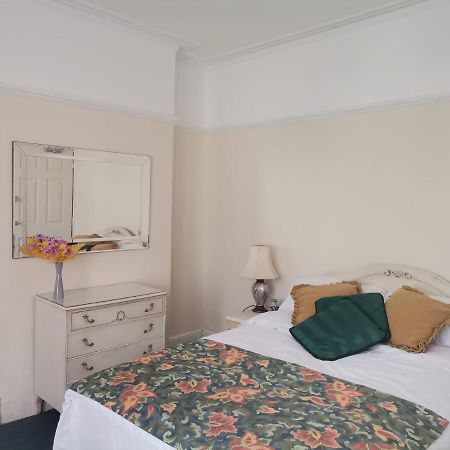 Double Room Available- London Seven Kings Seven Kings Train Station Ilford Exteriör bild