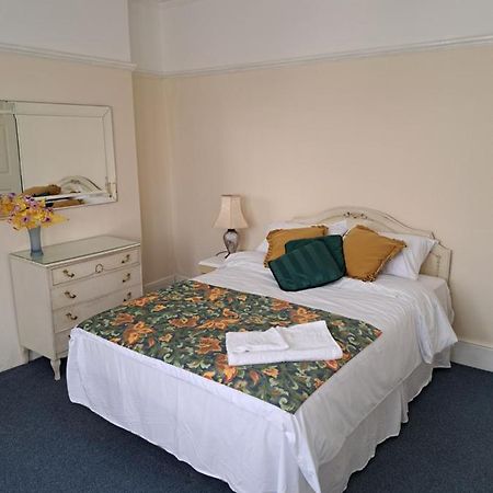 Double Room Available- London Seven Kings Seven Kings Train Station Ilford Exteriör bild