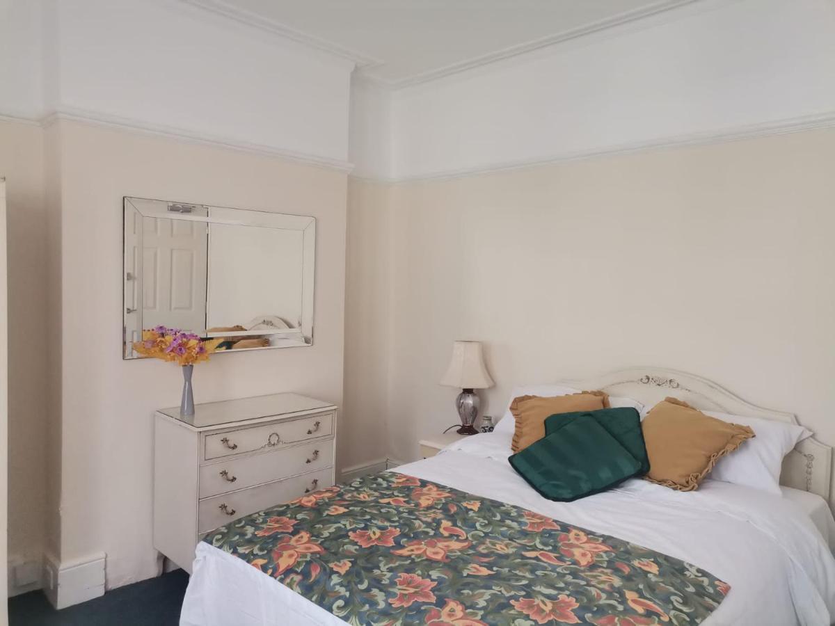 Double Room Available- London Seven Kings Seven Kings Train Station Ilford Exteriör bild