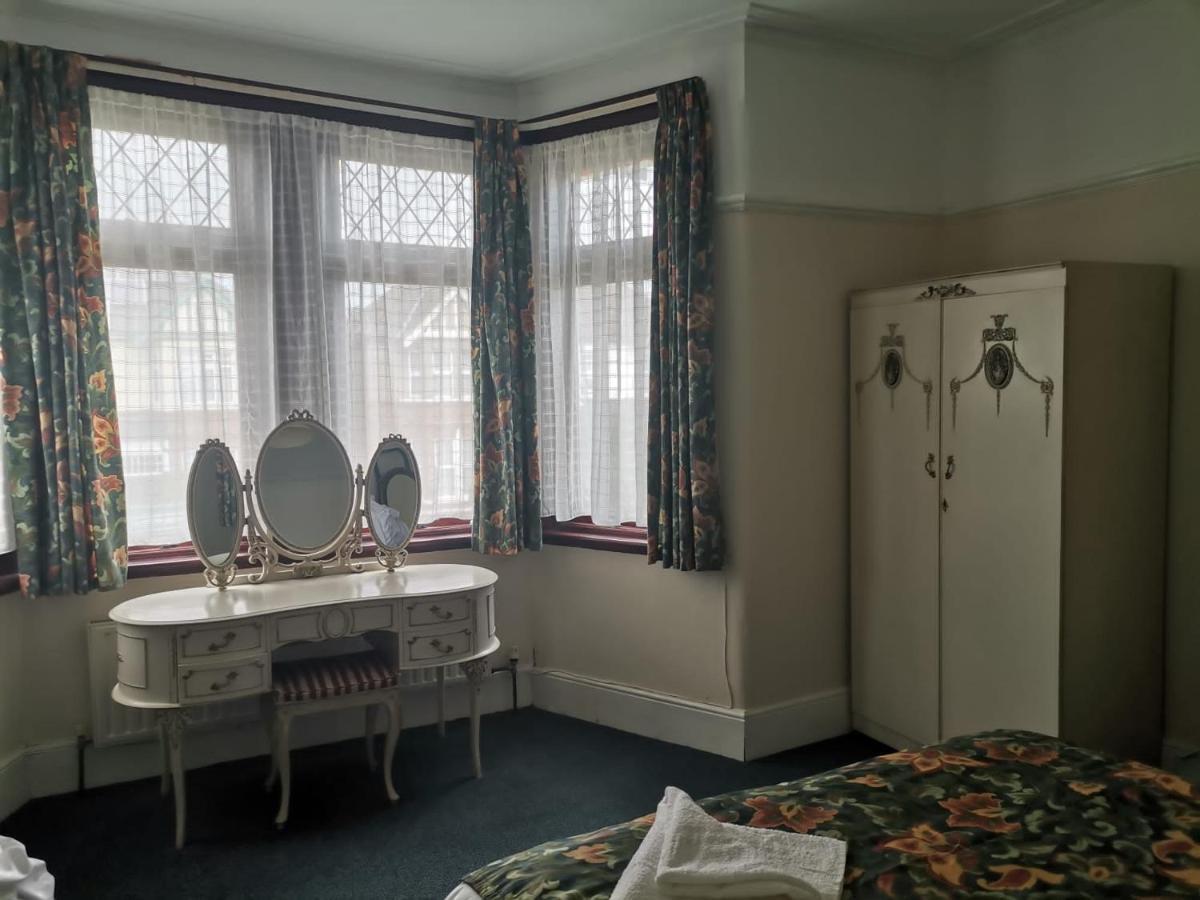 Double Room Available- London Seven Kings Seven Kings Train Station Ilford Exteriör bild