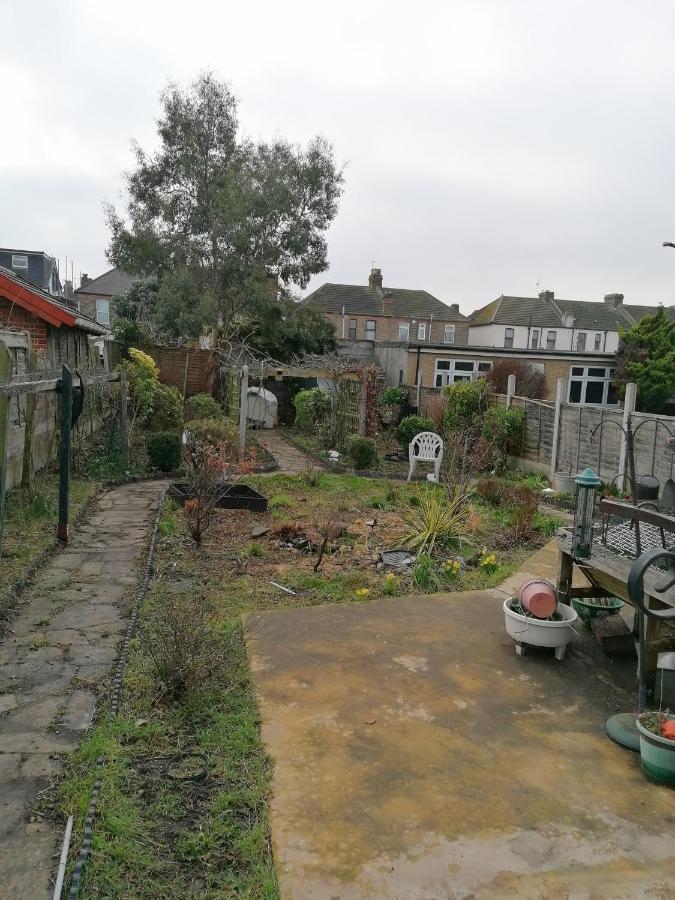 Double Room Available- London Seven Kings Seven Kings Train Station Ilford Exteriör bild