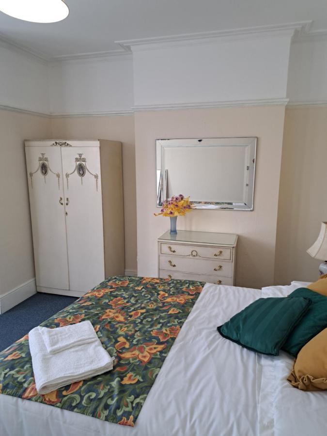 Double Room Available- London Seven Kings Seven Kings Train Station Ilford Exteriör bild
