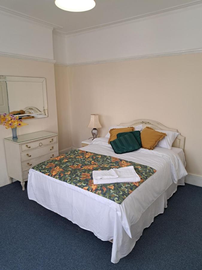 Double Room Available- London Seven Kings Seven Kings Train Station Ilford Exteriör bild