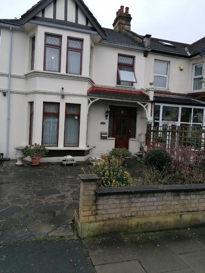 Double Room Available- London Seven Kings Seven Kings Train Station Ilford Exteriör bild