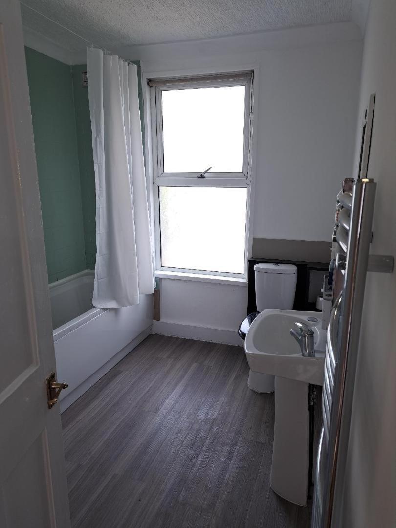 Double Room Available- London Seven Kings Seven Kings Train Station Ilford Exteriör bild